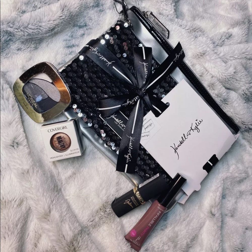 Kendall & Kylie 2Piece Silver Metallic pouch